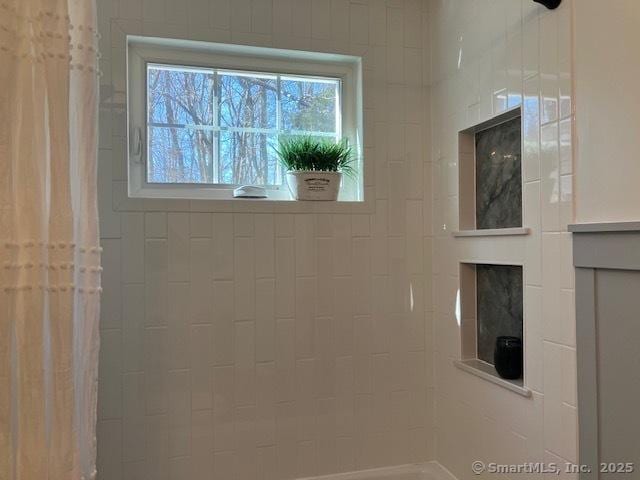 room details featuring a tile shower