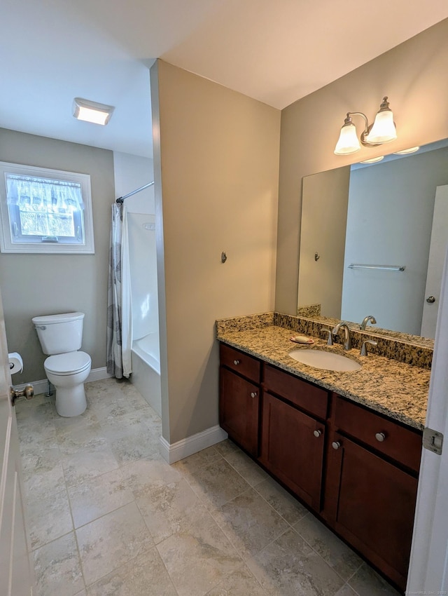 bathroom with toilet, baseboards, shower / bath combo with shower curtain, and vanity