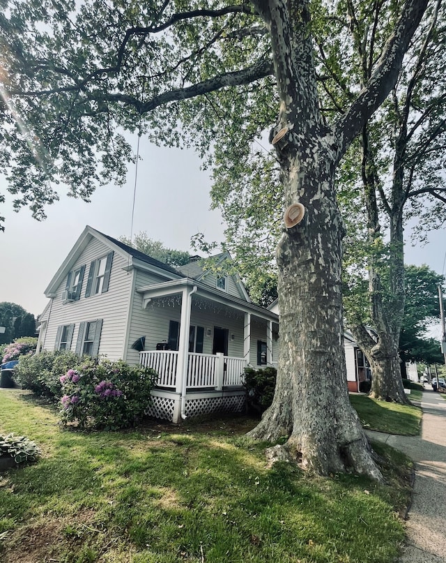 view of front facade with a front lawn and a porch