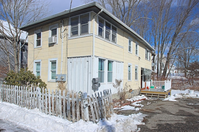 view of front of house with a fenced front yard