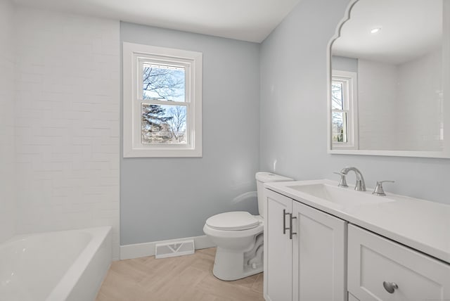 full bathroom featuring toilet, plenty of natural light, visible vents, and baseboards