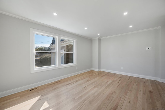 unfurnished room featuring light wood finished floors, baseboards, visible vents, crown molding, and recessed lighting