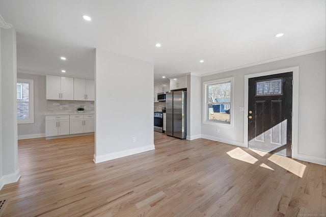 foyer with light wood-type flooring, baseboards, crown molding, and recessed lighting