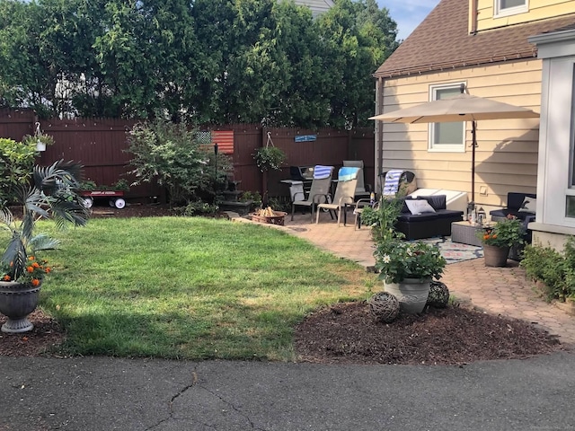 view of yard featuring an outdoor hangout area, a patio, and fence