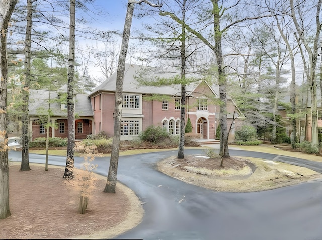 1 Wentworth Park, Farmington, CT 06032 - view of front facade with curved driveway, brick siding, and roof with shingles