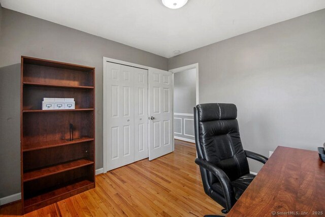 office with baseboards and light wood-style floors