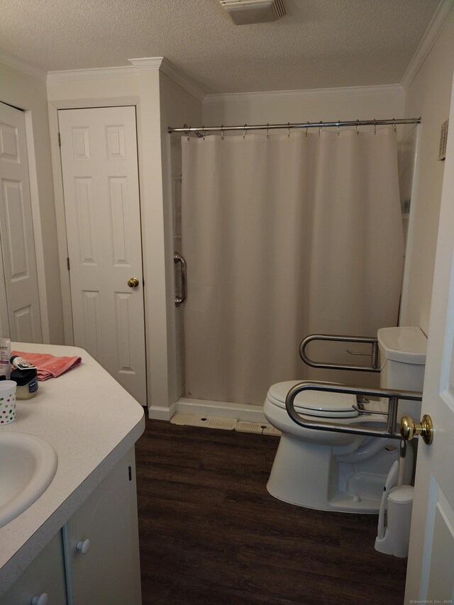 full bath featuring ornamental molding, wood finished floors, toilet, and curtained shower