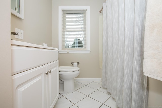 full bathroom featuring a shower with shower curtain, toilet, vanity, tile patterned flooring, and baseboards