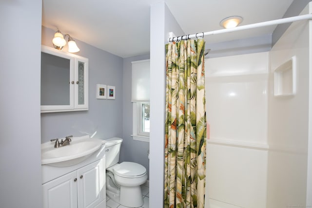 bathroom with a shower with curtain, vanity, and toilet