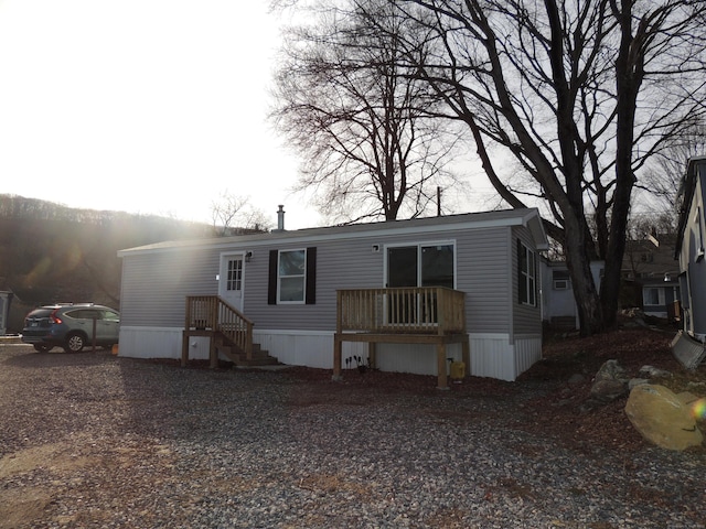 manufactured / mobile home featuring driveway