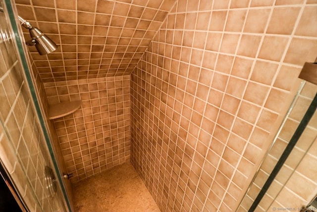 bathroom featuring a tile shower