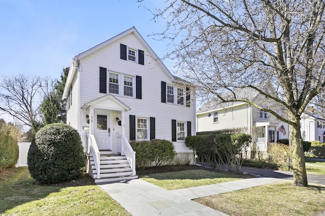 view of front of house featuring a front lawn