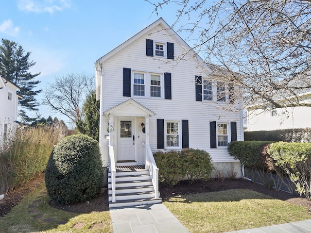 view of front of property featuring a front yard