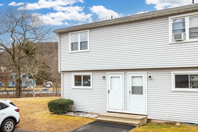 view of front of home featuring a front yard and entry steps