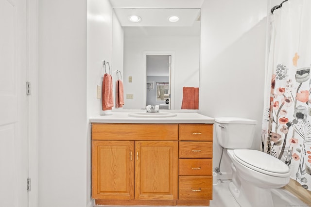 full bathroom with toilet, recessed lighting, a shower with shower curtain, and vanity