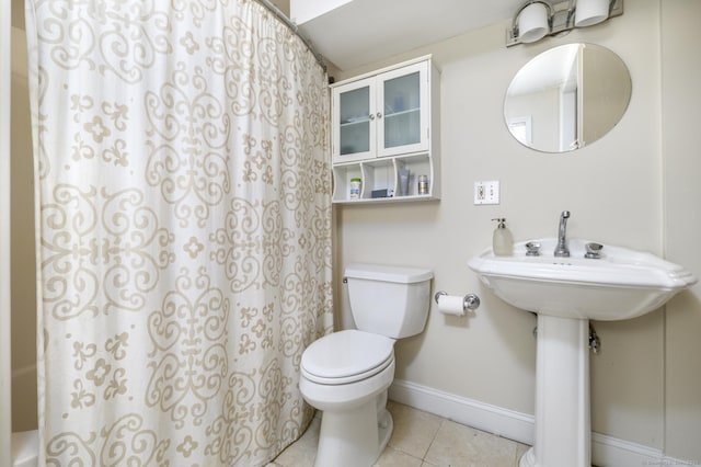 full bathroom featuring tile patterned flooring, baseboards, curtained shower, and toilet