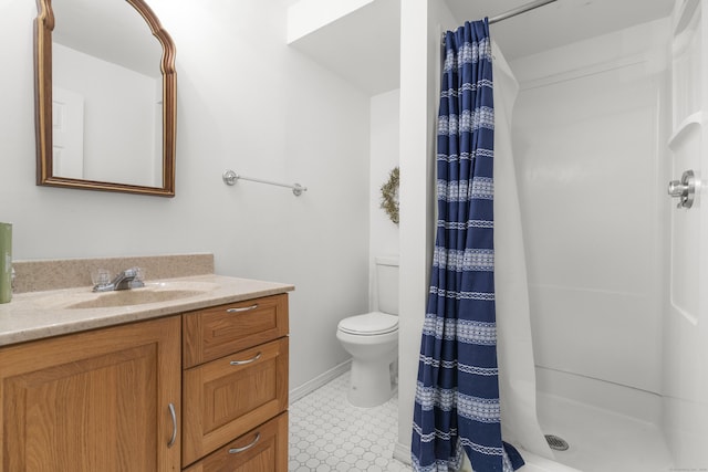 full bathroom featuring toilet, curtained shower, and vanity