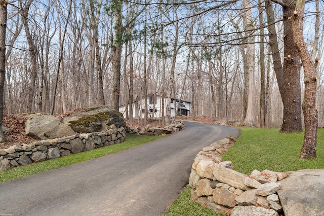 view of front facade featuring aphalt driveway and a front yard