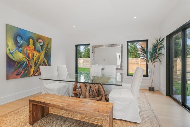 dining space featuring recessed lighting, light wood-style flooring, and baseboards