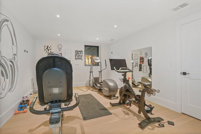 workout room with light wood-style floors, baseboards, visible vents, and recessed lighting