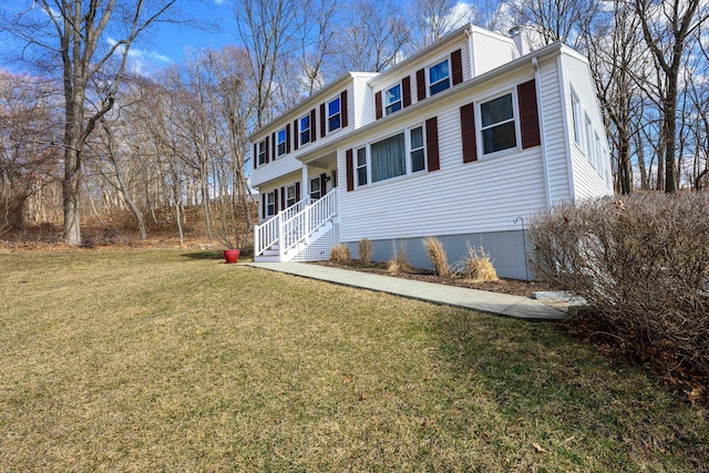 view of front of house featuring a front lawn