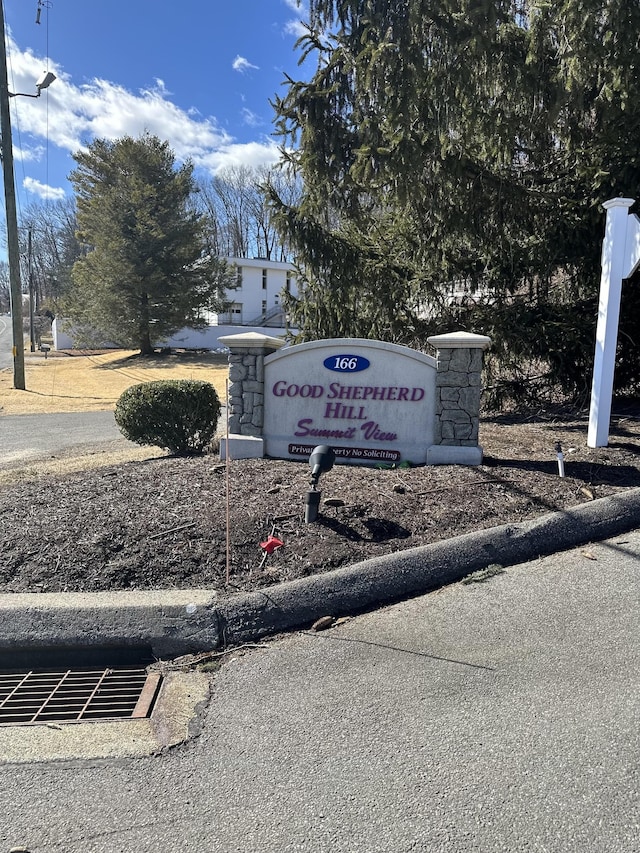 view of community / neighborhood sign