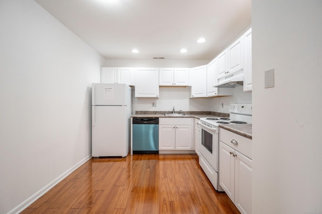 kitchen featuring under cabinet range hood, white appliances, a sink, visible vents, and light wood-style floors