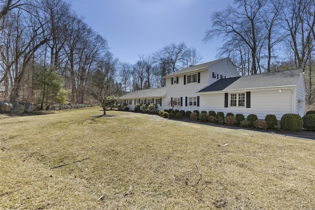 view of front of home featuring a front lawn