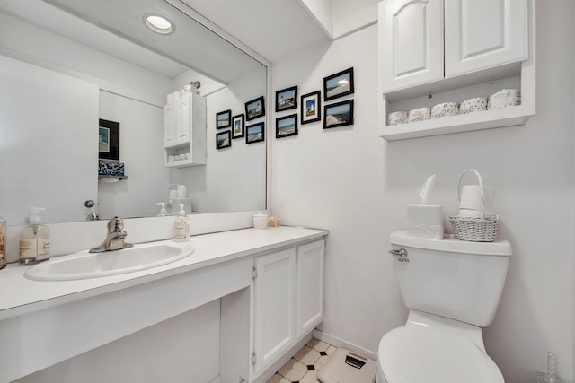 bathroom featuring recessed lighting, baseboards, vanity, and toilet