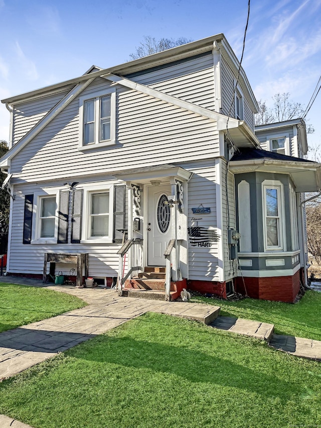 view of front of house featuring a front lawn