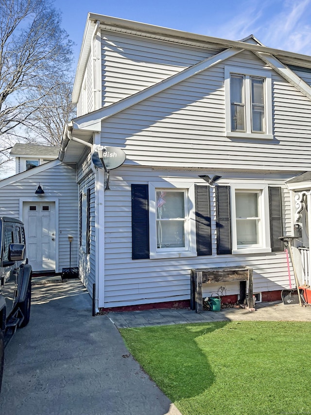 view of side of property featuring a yard