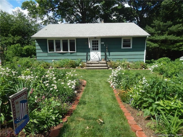 view of front of property featuring a front yard