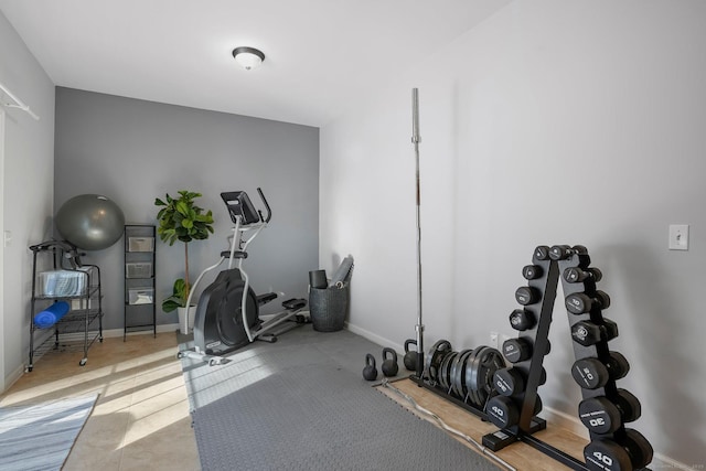 exercise area featuring baseboards