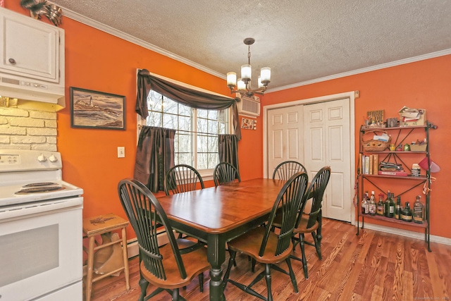 dining room with light wood-type flooring, a notable chandelier, ornamental molding, and a textured ceiling