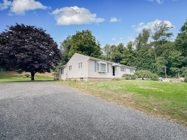 view of front of home featuring driveway and a front yard