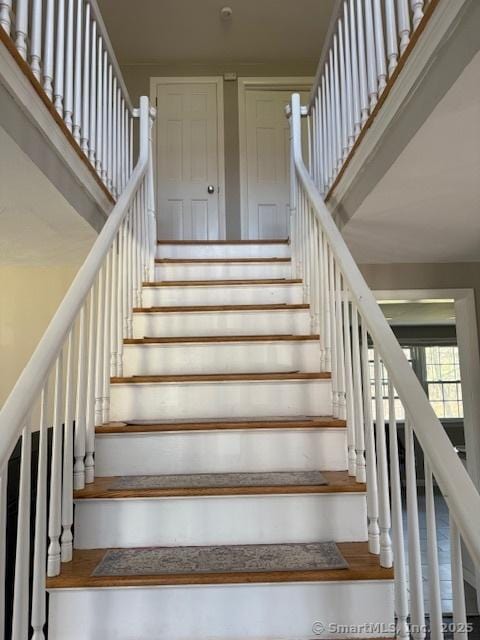 737 Burnham St, East Hartford, CT 06108 - view of stairway
