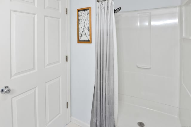 full bathroom with curtained shower