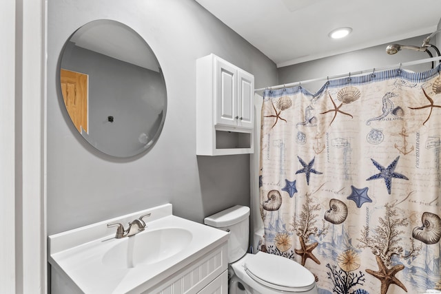 full bathroom featuring a shower with curtain, vanity, and toilet