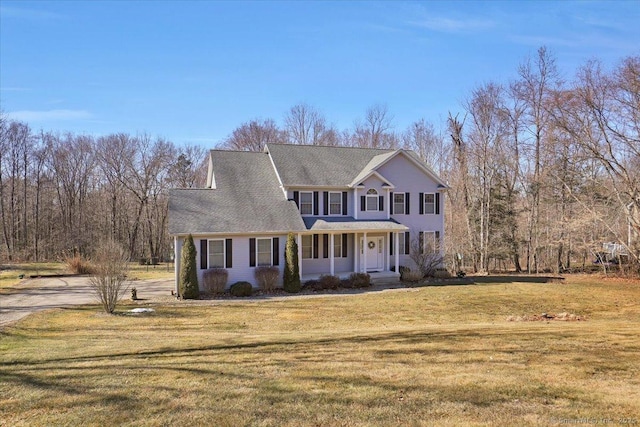 view of front facade featuring a front lawn