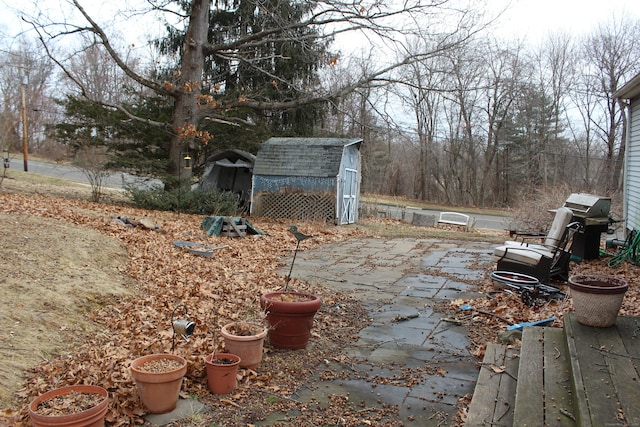 view of yard with an outbuilding