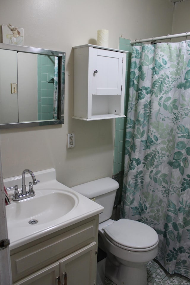 full bath with toilet, curtained shower, and vanity