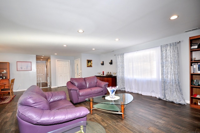 living room with baseboards, visible vents, wood finished floors, and recessed lighting