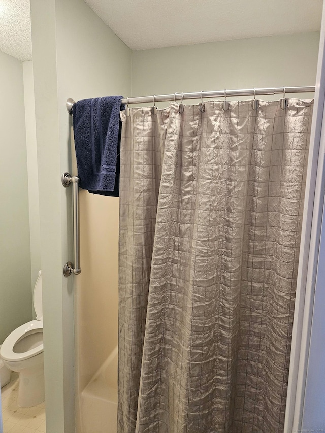 bathroom featuring toilet and shower / bath combo