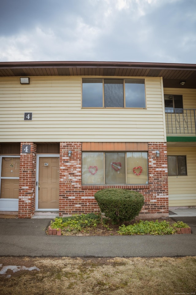 view of front facade with brick siding