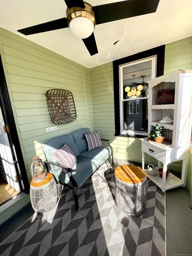 sunroom / solarium featuring a ceiling fan