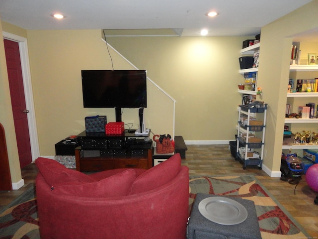 living area featuring baseboards, wood finished floors, and recessed lighting