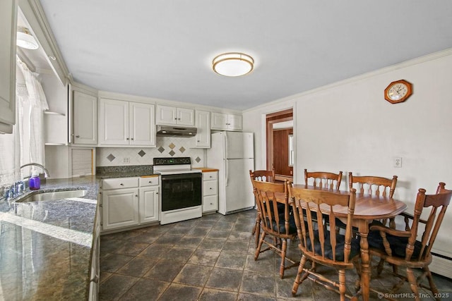 kitchen featuring electric stove, decorative backsplash, freestanding refrigerator, a sink, and under cabinet range hood