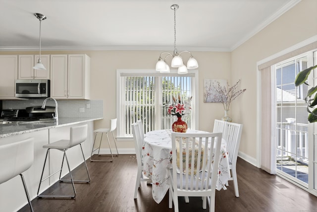 dining area featuring ornamental molding, dark wood-style flooring, an inviting chandelier, and baseboards