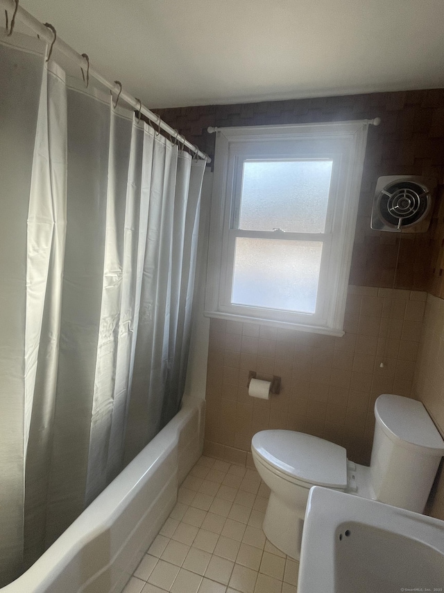 full bathroom featuring shower / tub combo with curtain, tile walls, visible vents, toilet, and tile patterned floors