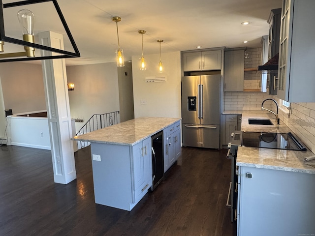 kitchen featuring a sink, a center island, electric stove, stainless steel fridge, and gray cabinets